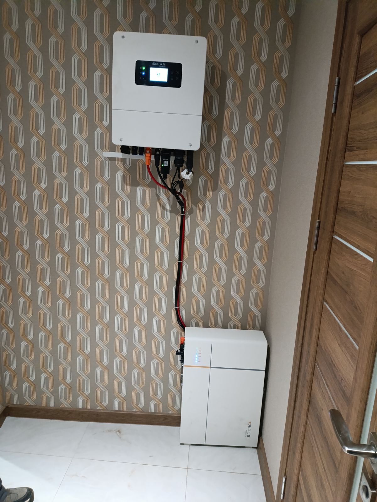 Монтаж гібридного інвертора SolaX та літієвого акумулятора LiFePO4